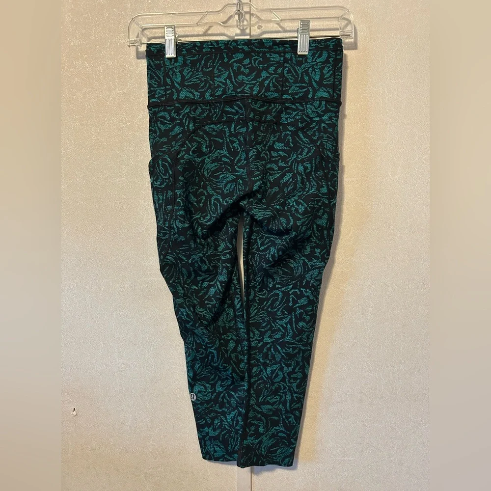 Lululemon Athletica | Black and Teal Patterned Leggings | Size 4